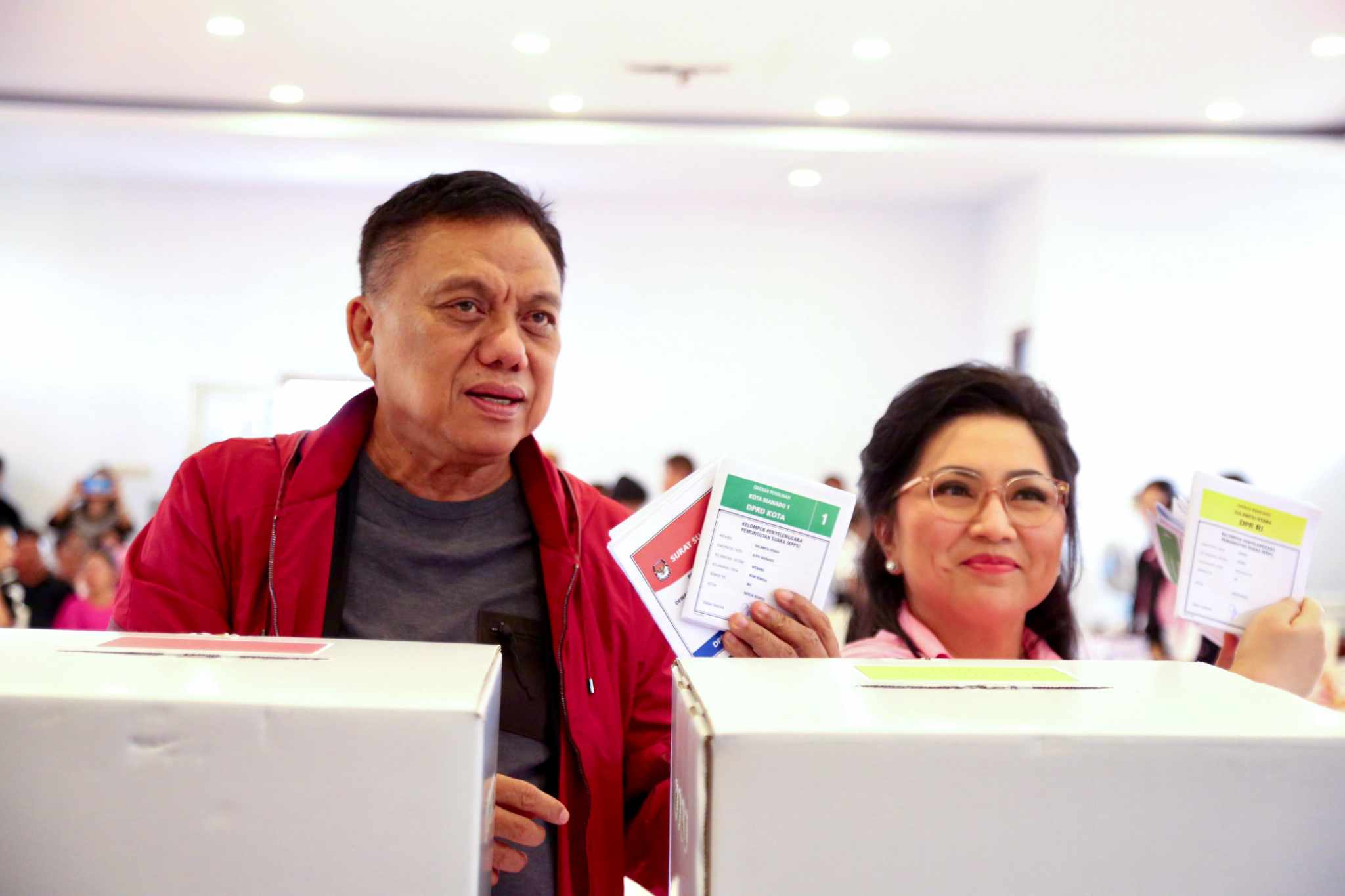 Ajak Masyarakat Sukseskan Pemilu, Gubernur Olly dan Istri Berikan Hak Suara di TPS 3 Bumi Beringin