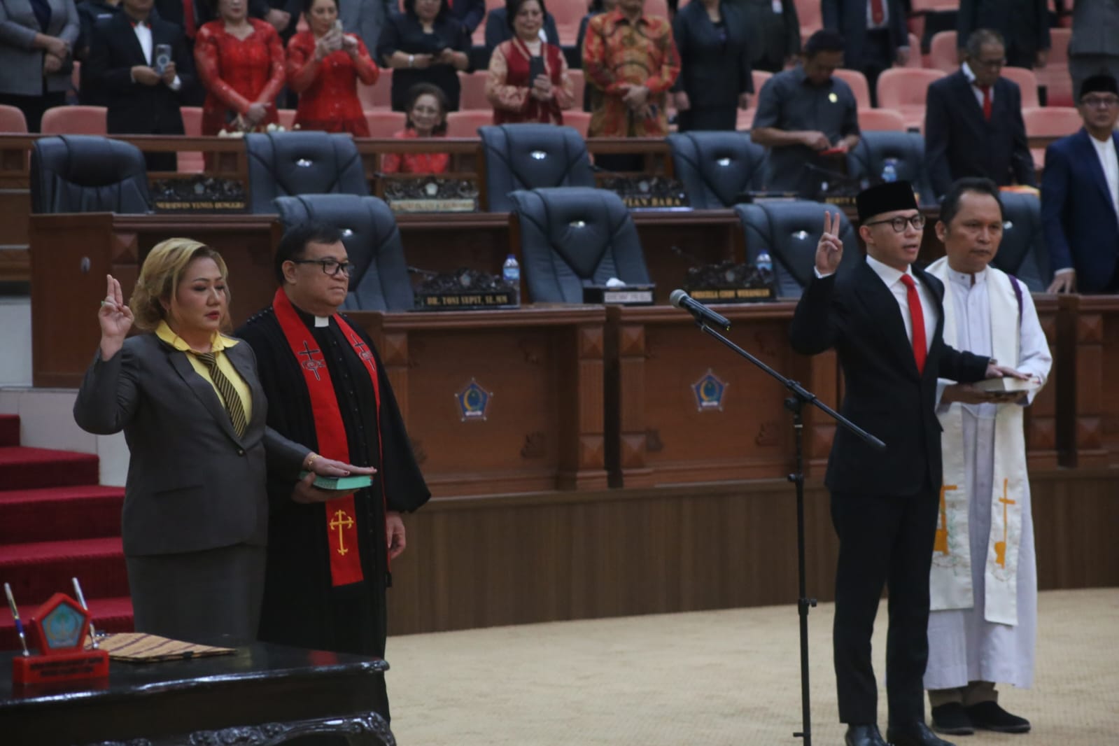 Meyke dan Resha Resmi Dilantik Jadi Anggota DPRD Sulut 