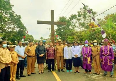 Salib Paskah Nasional Tiba di Kecamatan Rainis