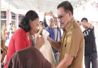 Walikota Bitung Maurits Mantiri Luncurkan Program Bantuan Pangan Beras untuk 12.221 KK