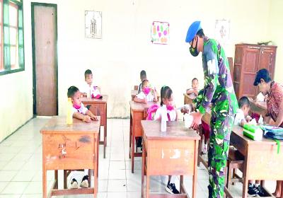 ‘Dikawal’ Prajurit Posal, Sistem Pendidikan Tatap Muka di Miangas Bergulir