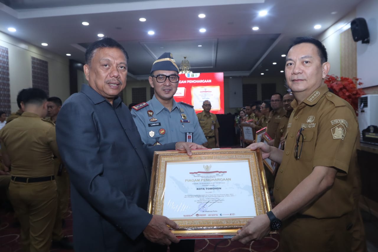 Perjuangkan HAM Berbasis Pelayanan Publik, Walikota Caroll Terima Penghargaan