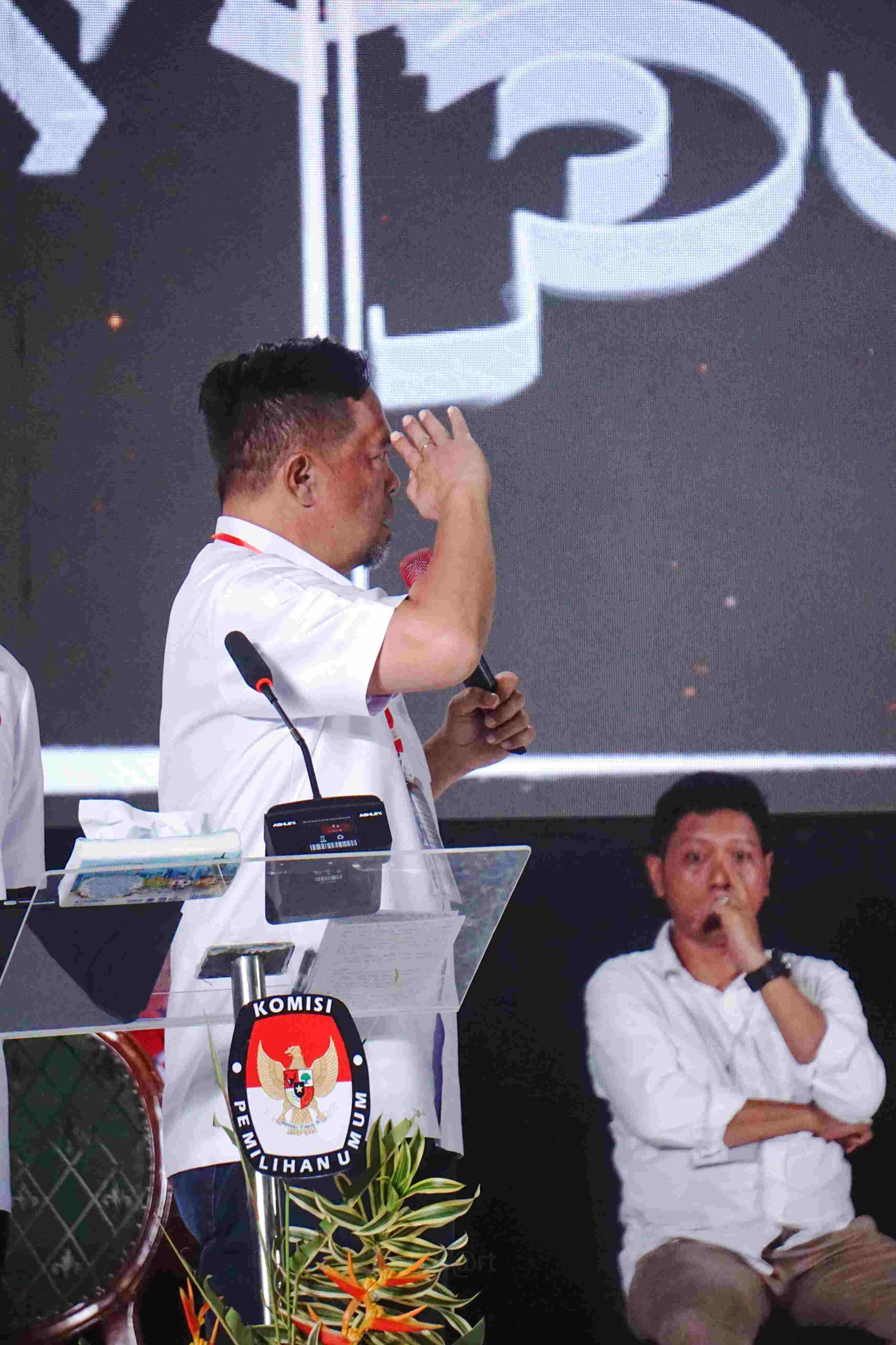 Aksi Heroik Penghormatan Richard Sualang ke Paslon Lain Pukau Arena Debat