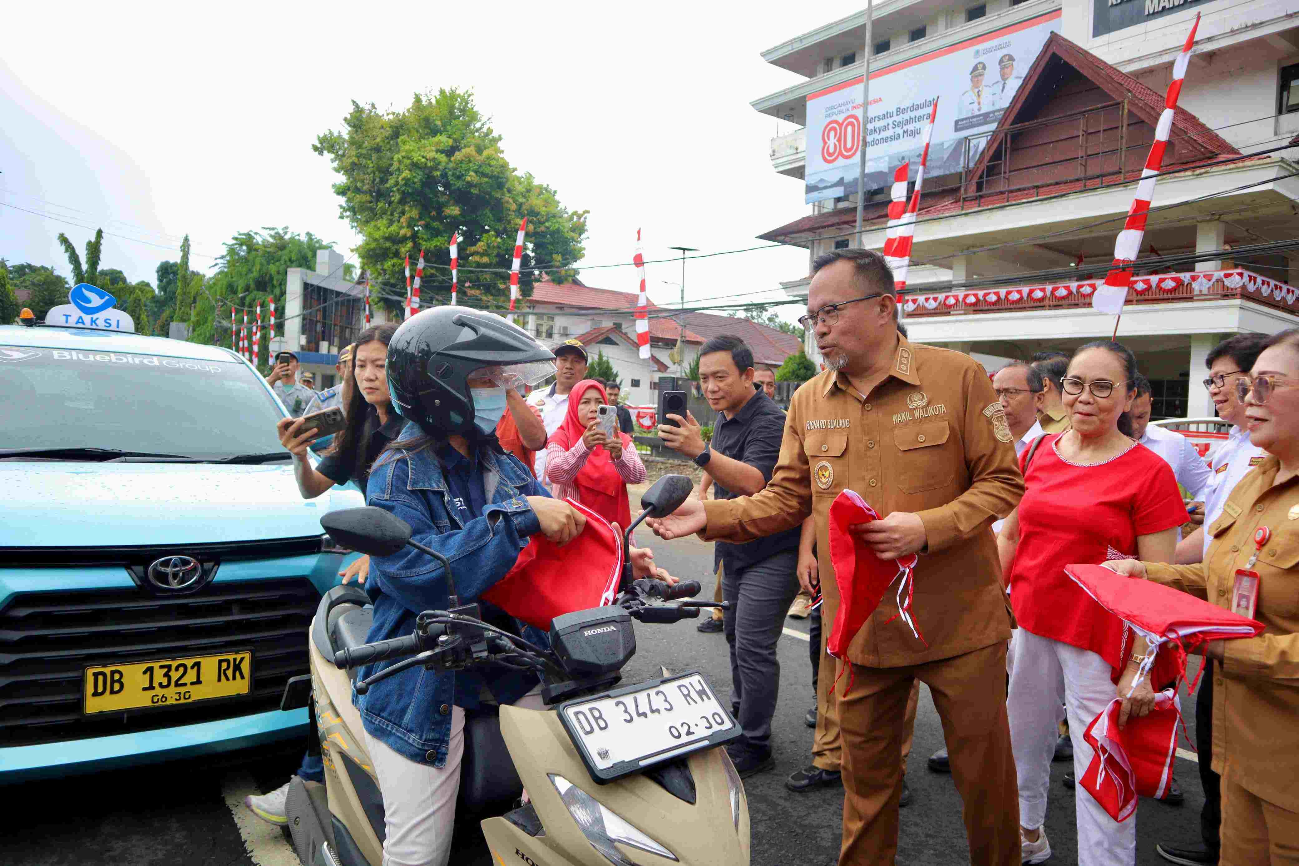 Wawali Manado Bagikan 10 Ribu Bendera Merah Putih dan Tegaskan Hanya itu Dikibarkan