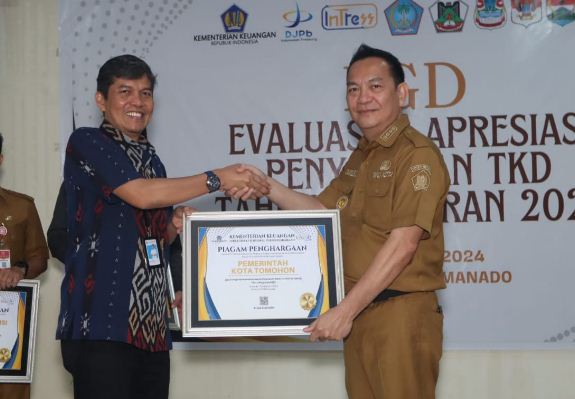 Walikota Caroll Terima Penghargaan dari Ditjen Perbendaharaan Provinsi Sulut 
