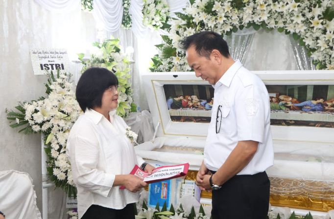 Walikota Caroll Hadiri Ibadah  Pemakaman Pdt Lamberty Mandagi