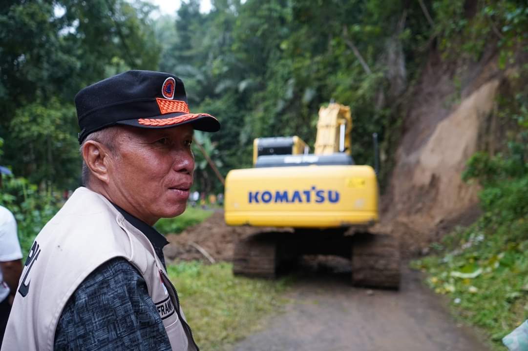 Pemkab Minsel Gerak Cepat Atasi Longsor di Jalan Maliku - Kotamenara