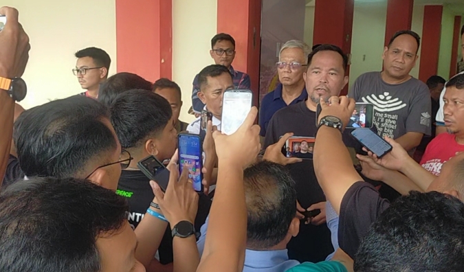 Resmi, Richard Sualang Bawa Berkas Pendaftaran Calon Ketua KONI Manado 