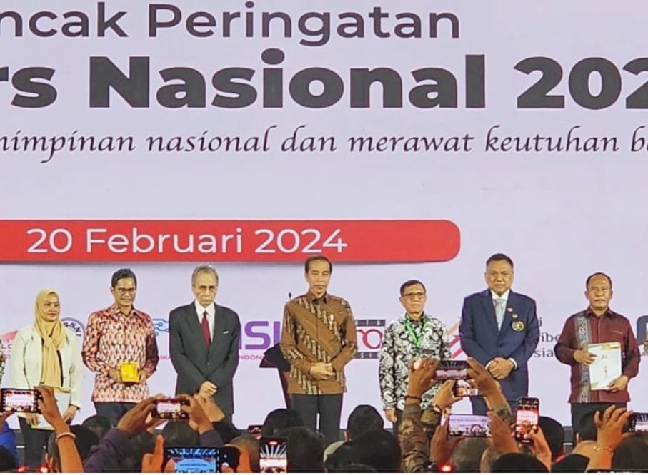 Disaksikan Presiden Jokowi, Gubernur Olly Sabet Penghargaan Pena Emas di Puncak HPN 2024
