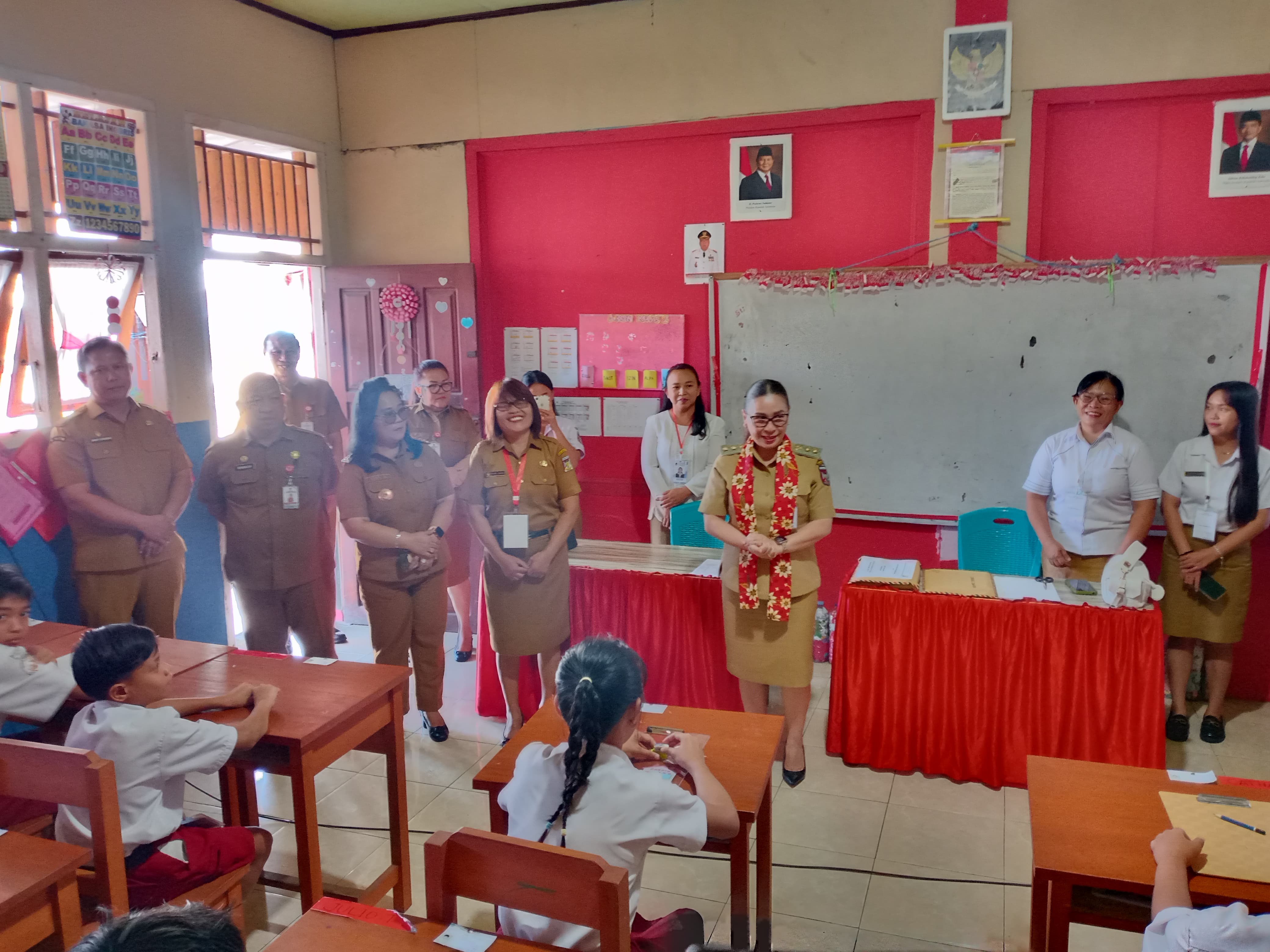 Wabup Vanda Sarundajang Pantau USAJ di SD Katolik Sta Marietha, Tekankan Mutu Pendidikan Minahasa