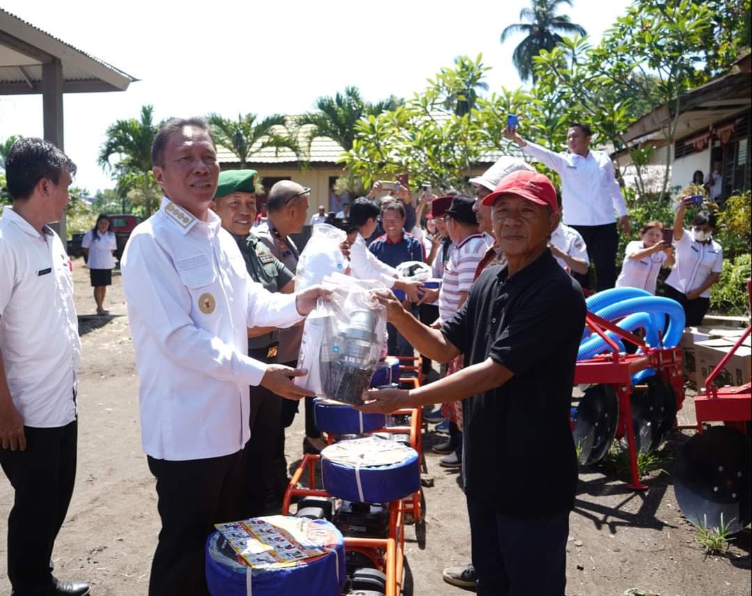 Koptan di Minsel Terima Bantuan Traktor dan Pompa Air