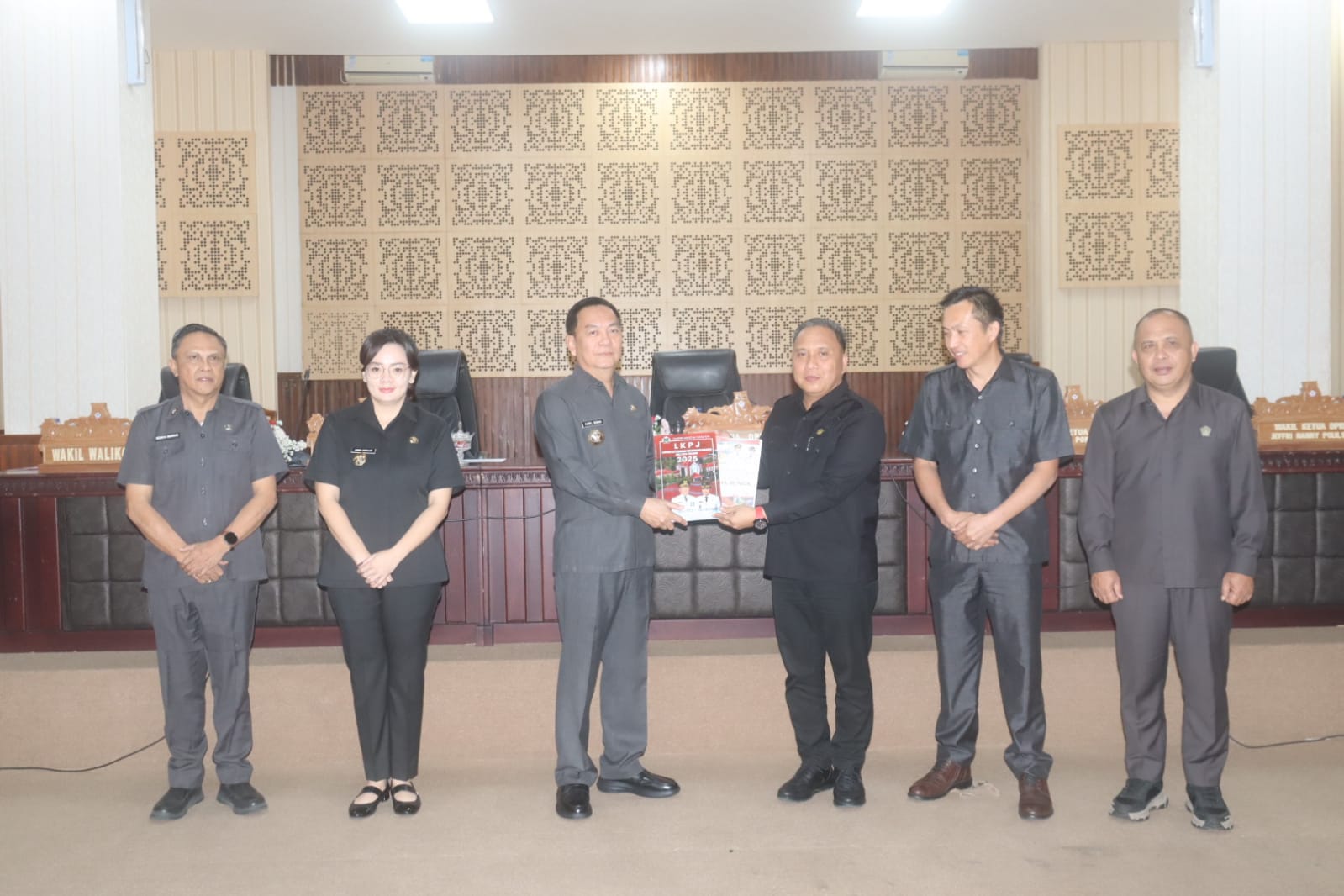 Wali Kota Tomohon Hadiri Rapat Paripurna DPRD Bahas LKPJ 2025 dan Ranperda “Tomohon Kota Bunga”