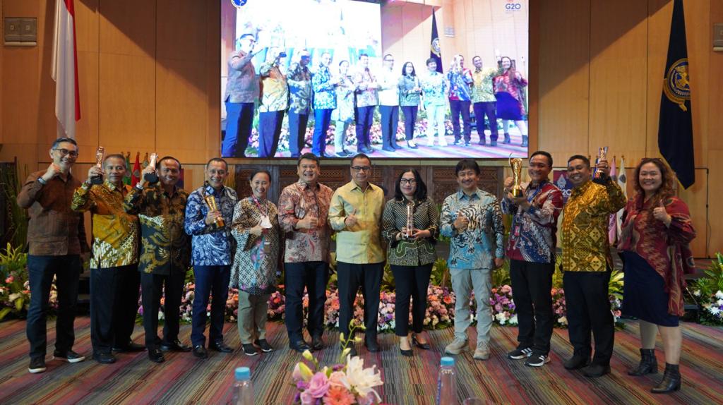 12 Bandara Angkasa Pura I Raih Penghargaan Pelayanan Prima Sektor Transportasi dari Kementerian Perhubungan 