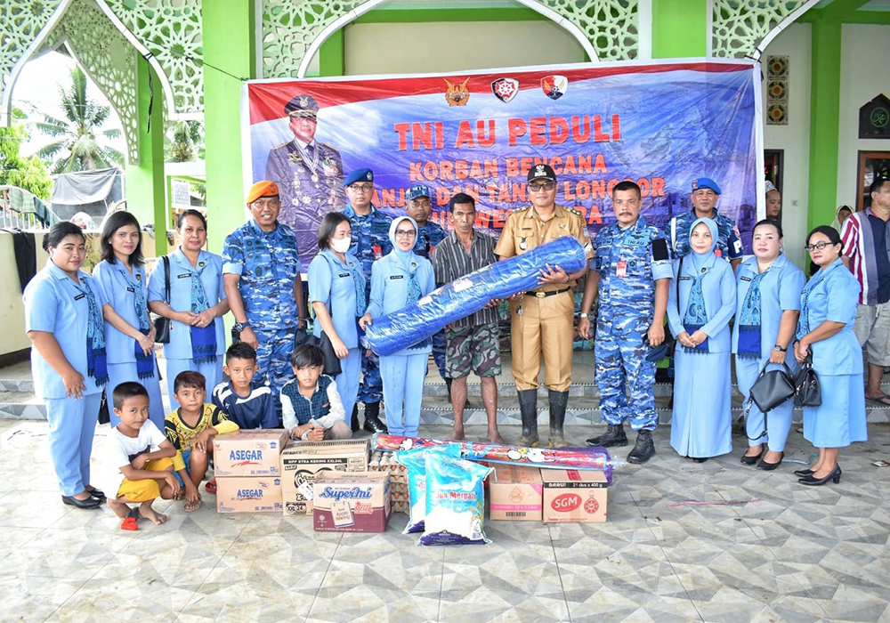 Peduli Bencana Manado, KASAU Bantu Korban Bencana di Molas