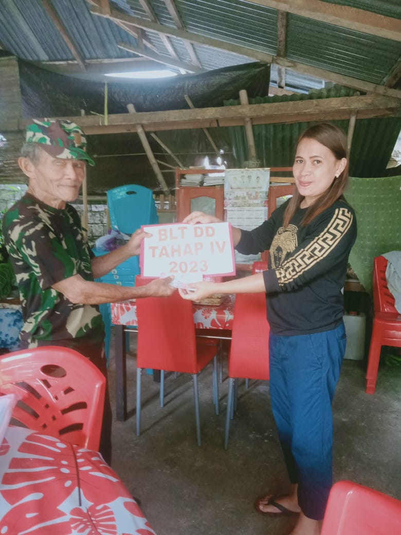 Pemdes Motoling Salurkan BLT-DD Tahap IV Kepada 20 KPM