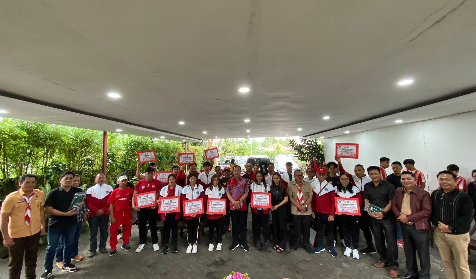 Walikota Caroll Berikan Penghargaan dan Sarana Olahraga untuk Atlit dan Pelatih