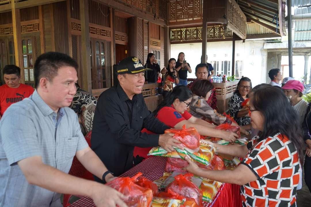 Atasi Inflasi, Bupati Minsel Salurkan Bantuan Kepada Warga Kurang Mampu