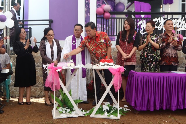 Sumbang 25 Juta, Steven Kandouw Hadiri HUT Jemaat GMIM Damai Lahendong