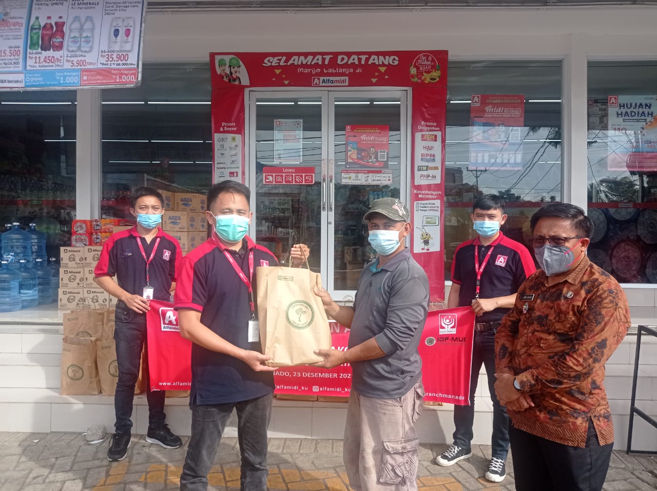 Berbagi Sembako, Alfamidi Bantu Warga Rayakan Natal di Tengah Pandemi Covid-19