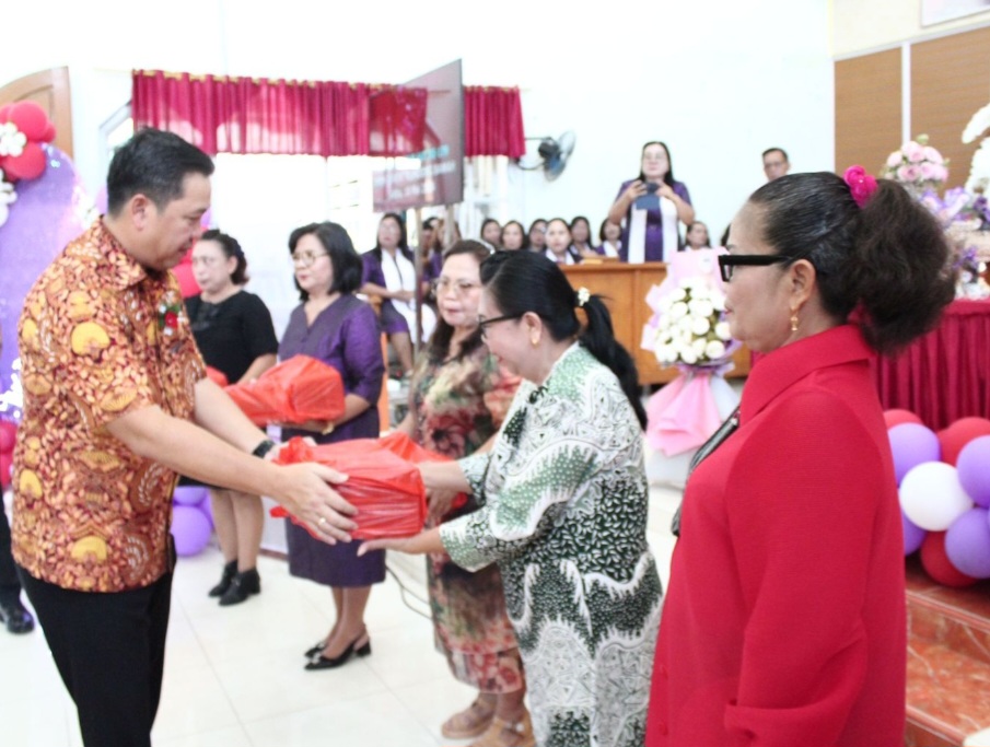 Lengkapi Sukacita HUT GMIM Efata Rumoong Bawah, Wagub Kandouw Ajak Jemaat Terus Tumbuhkan Cinta Kasih