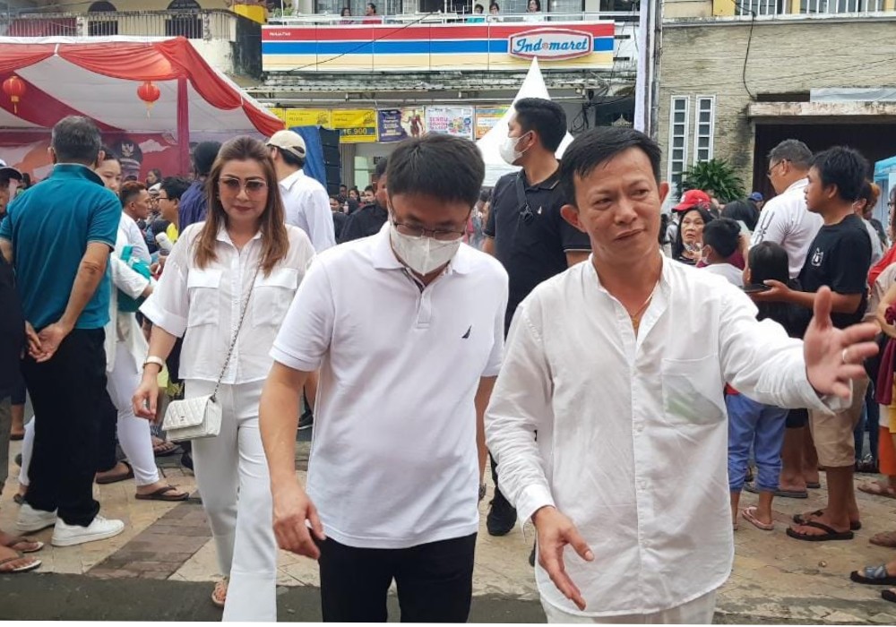 Cap Go Meh Meriah, Angouw Disambut Lintong Saat Kunjungi Klenteng Kong Zi Miao