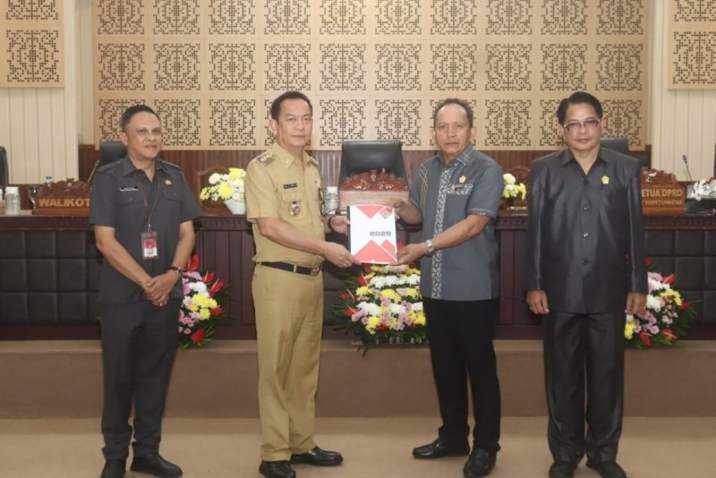 Walikota Caroll  Sampaikan Rancangan KUA dan PPAS 2025 dalam Rapat Paripurna DPRD