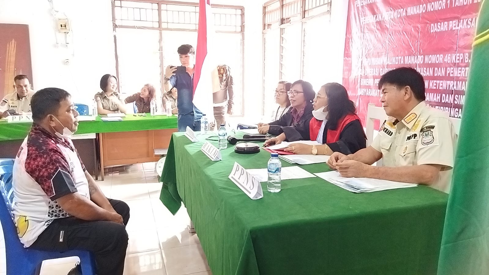 ASN Tertangkap CCTV Diduga Buang Sampah, Sidang Tipiring Dikenakan