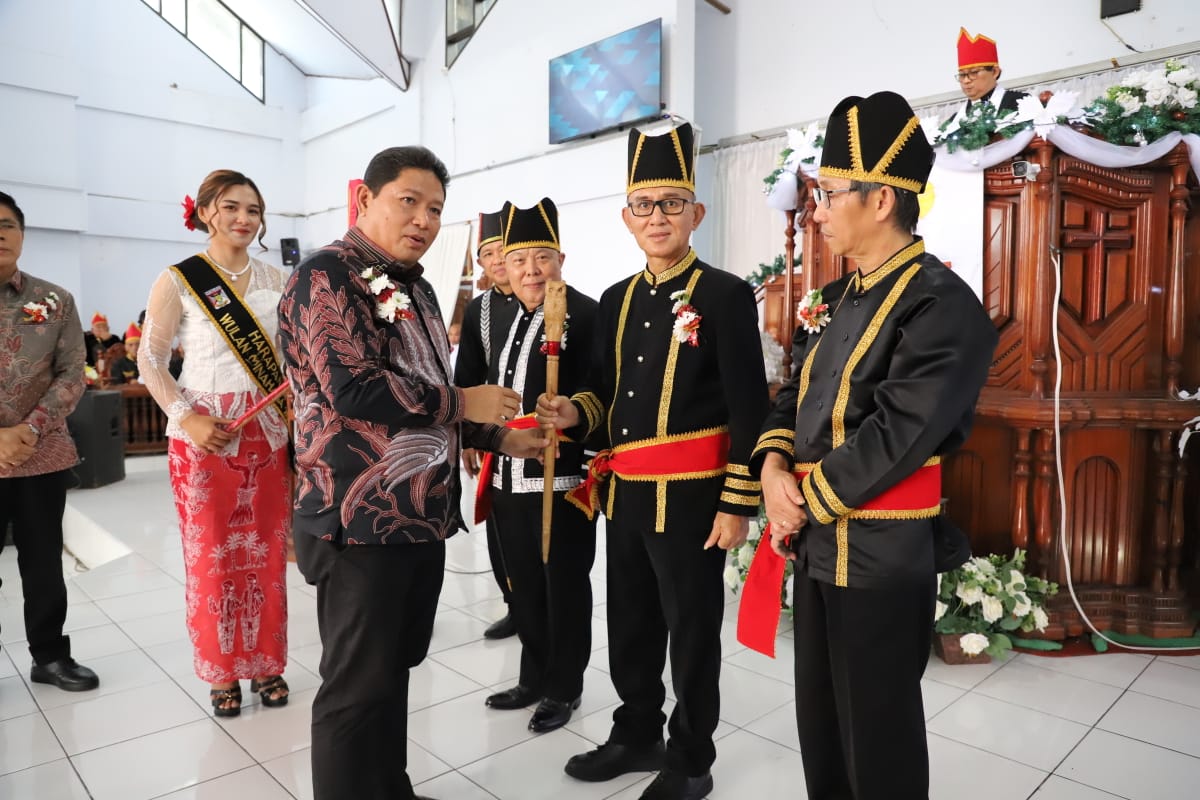 Bupati Kumendong Beri Gelar Adat Kepada Pj Bupati Mitra, Pj Bupati Sitaro dan Direktur IPDN Sulut