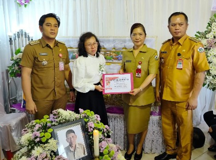 Sambangi Rumduk di Wailan, JFK Serahkan Santunan Duka 