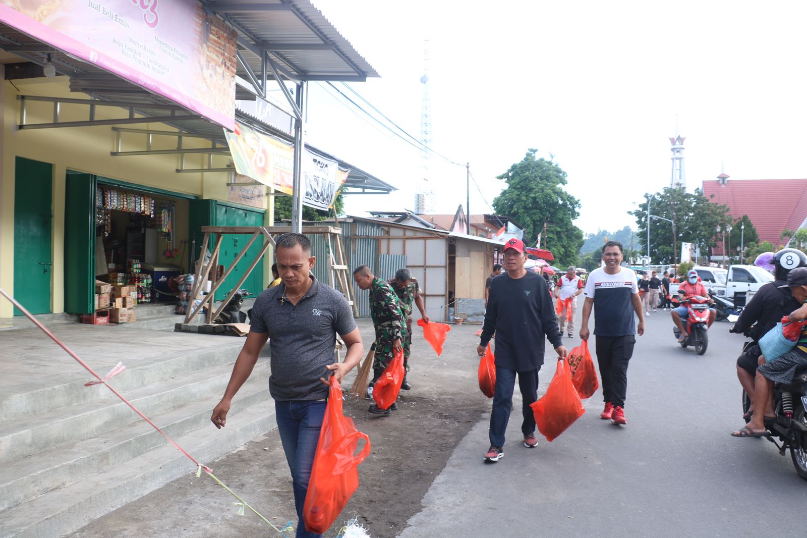 Ciptakan Lingkungan Bersih dan Sehat, Bupati Minsel Pimpin Jajarannya Kerja Bakti Massal