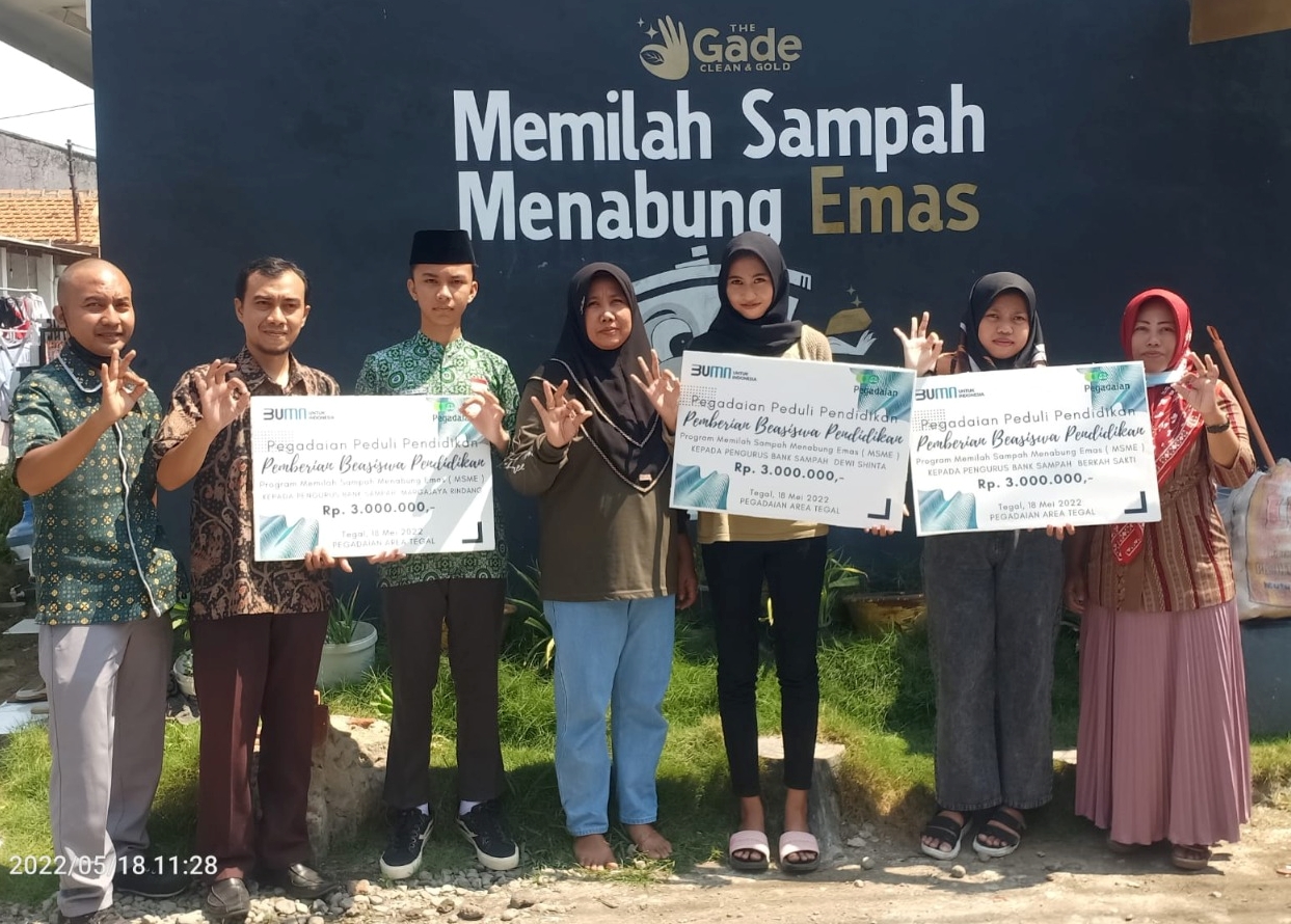 Peduli Pendidikan, Pegadaian Beri Beasiswa Anak-anak Pengurus Bank Sampah Binaan