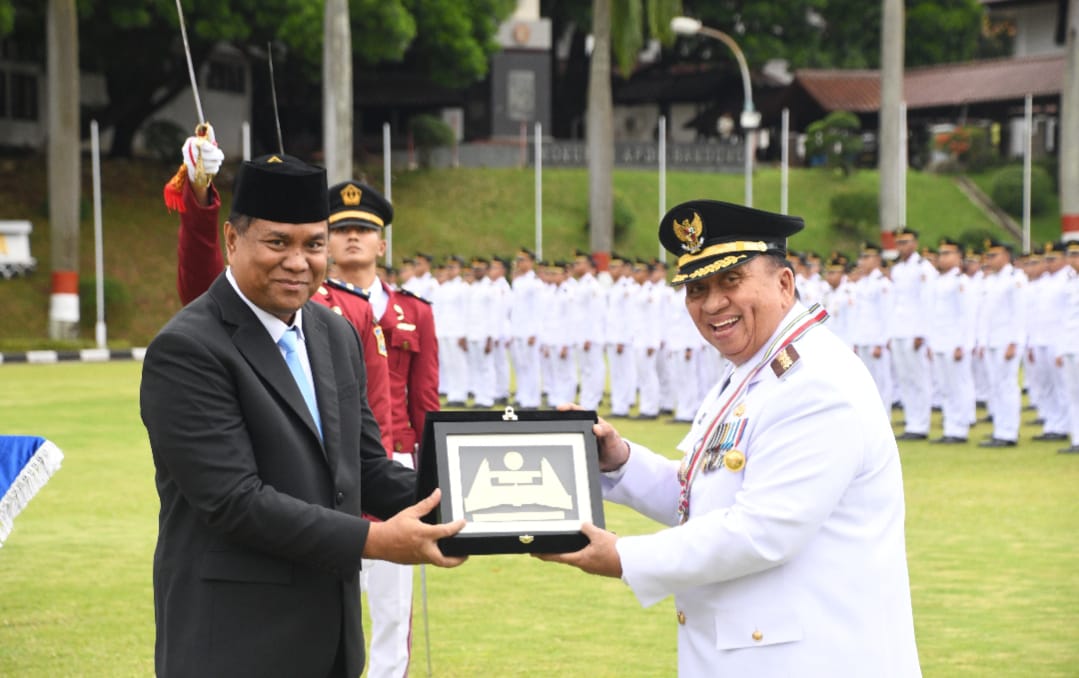 Bupati Robby Dondokambey Terima Penghargaan Kartika Pamong Praja Muda dan Alumni Kehormatan dari IPDN