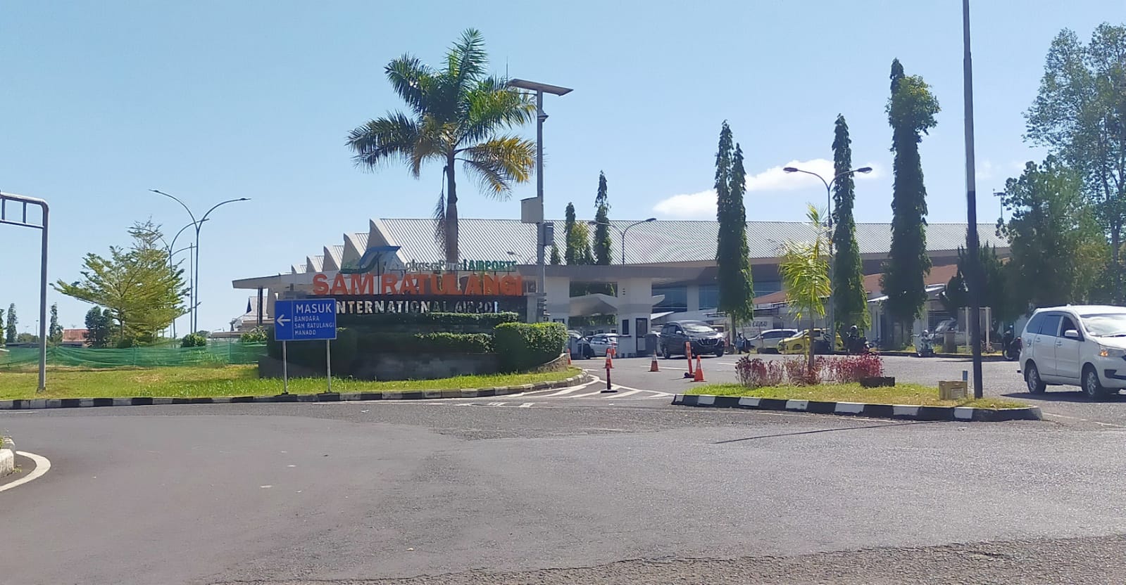 Bapenda Tarik Pajak Parkir di Bandara SamRat, Biaya ‘Nginap’ Naik Sejak 2018