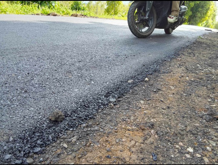 Terkesan Asal Jadi, Jalan Nasional Antara Beo-Rainis Disorot Warga