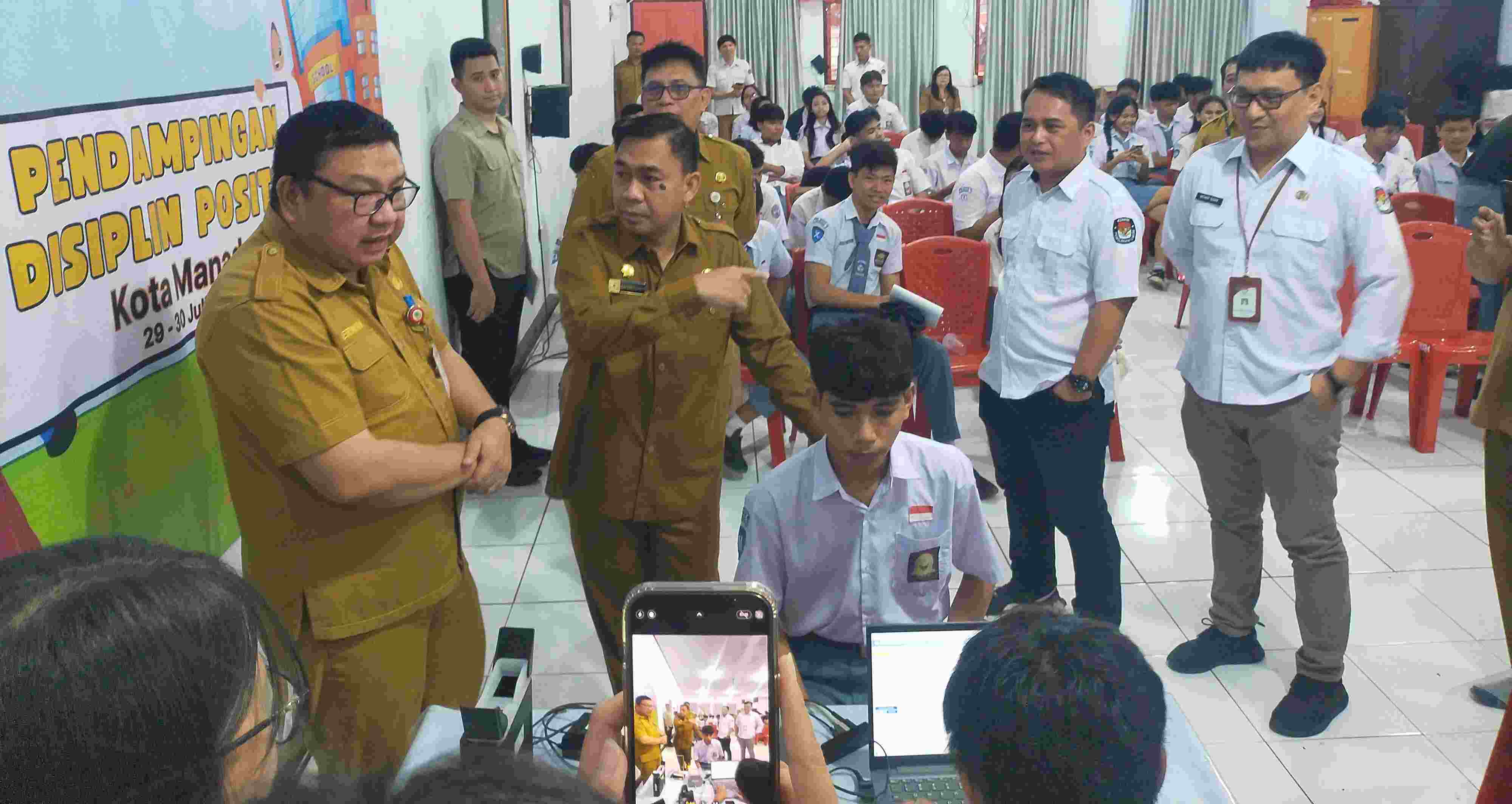 KPU Manado Saksi Perekaman KTP Digital Pelajar di SMAN 9 Manado.