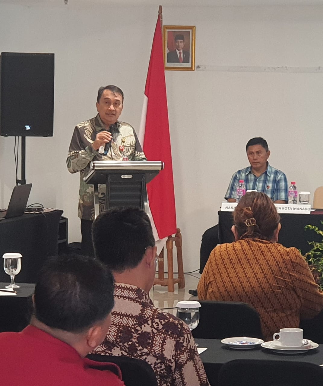 Sekda Micler Lakat Paparkan Materi di Rakor BNN Manado