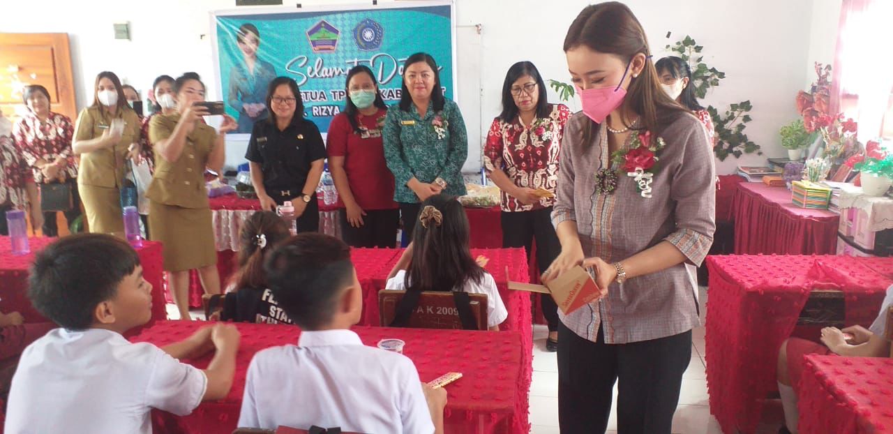 Kunjungan di SDN 2 Airmadidi, Ini Pesan Rizya Bagi Para Murid