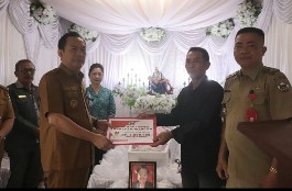 Duka di Walian, Caroll Serahkan Bantuan 5 Juta