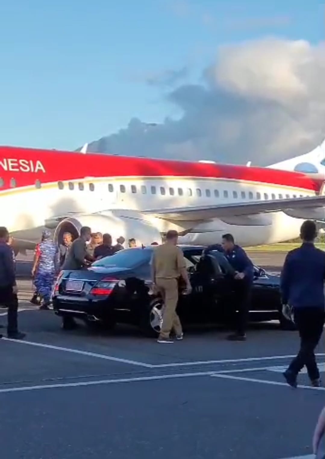 Presiden Jokowi dan Gubernur Olly Semobil, Apa Yang Dibicarakan?