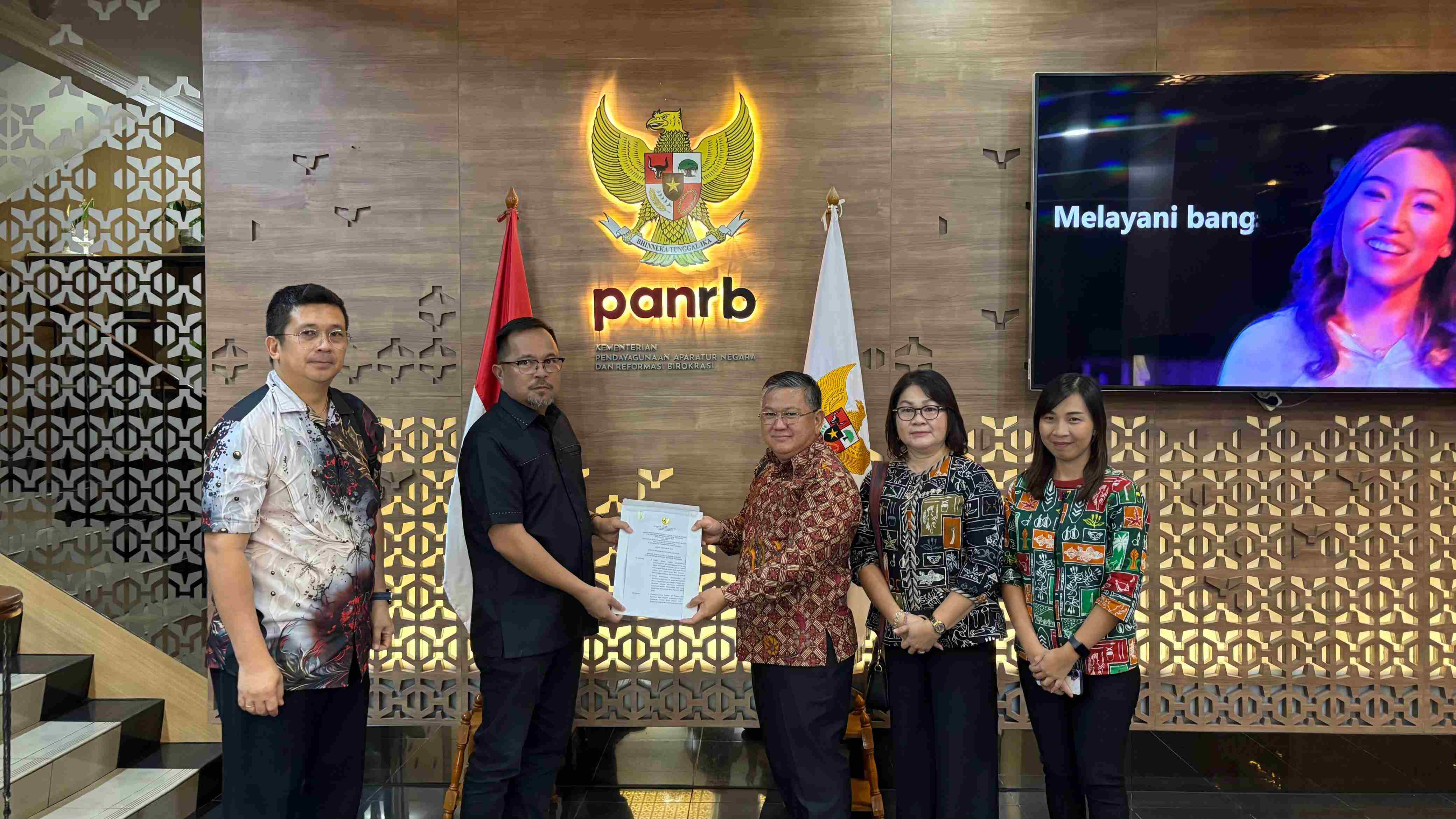 Wawali Richard Sualang Saksi Liny Tambajong Terima SK dari KemenPAN-RB, Sendiri di Sulut