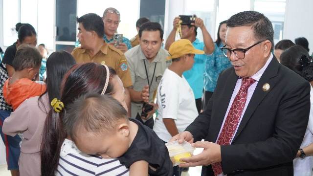 Maurits Mantiri Beri Makanan Tambahan Bagi Balita dan Ibu Hamil di Kecamatan Madidir