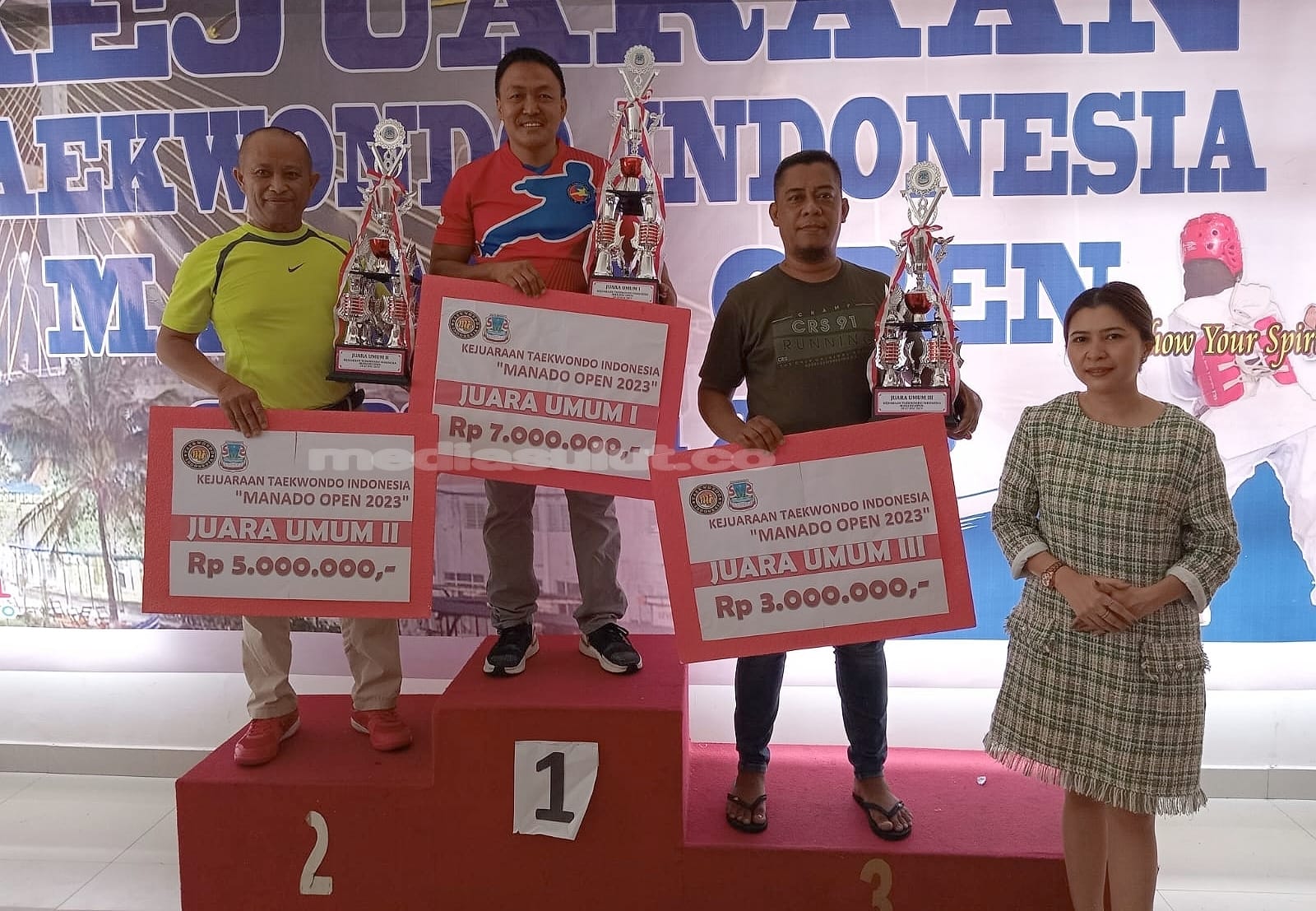 Mona Kloer Kalungkan Medali ke Jawara Kejuaraan Taekwondo Manado 2023
