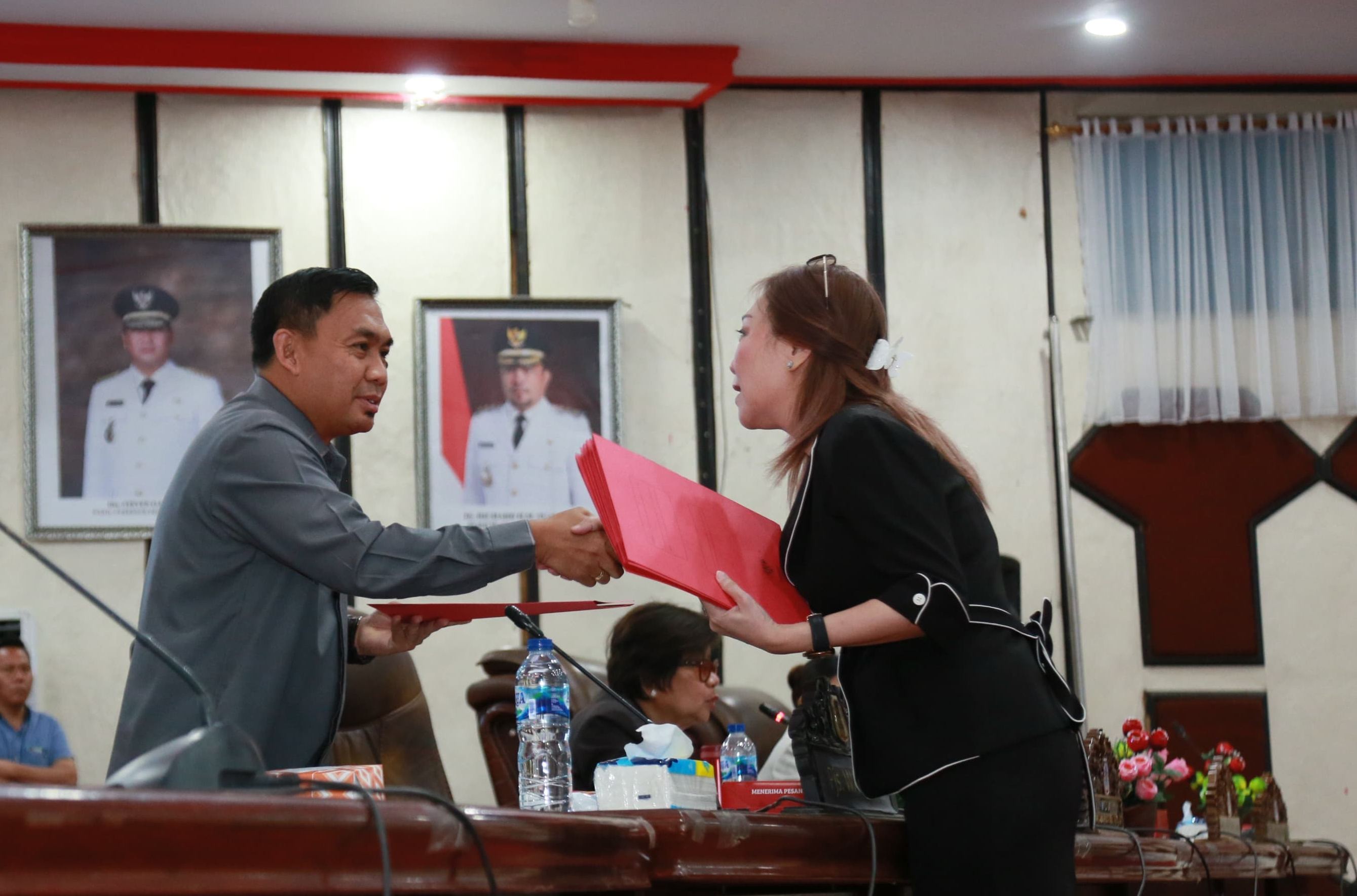 RAPBD 2025 Sentuh Rp 1.7 Trilyun, Disampaikan PJs Walikota di Paripurna DPRD Manado.