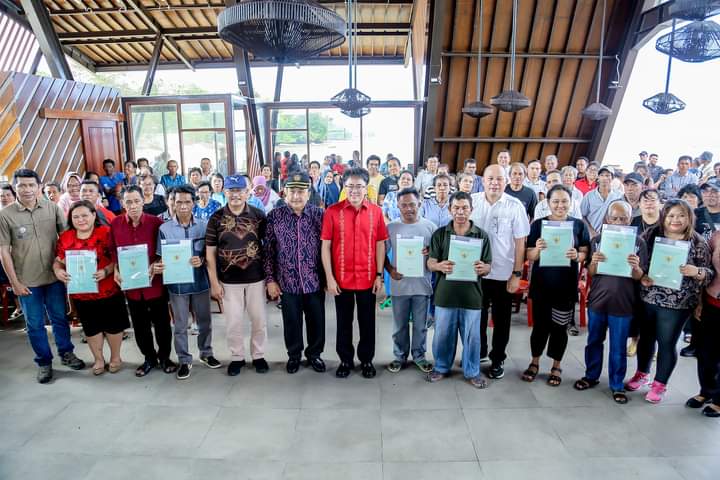 Diserahkan Walikota Manado, Warga di Bunaken Terima Sertifikat Tanah dan Minta Tak Jual