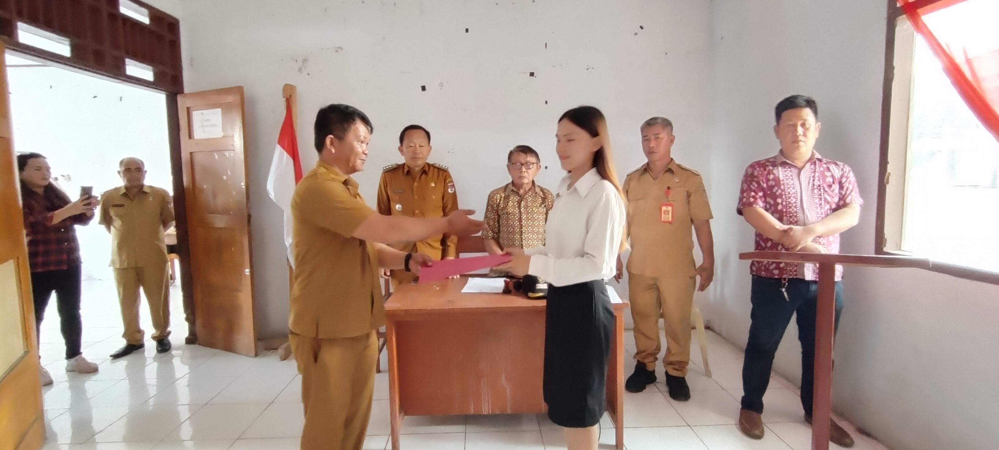 Isi Kekosongan, Kumtua Desa Poopo Utara Lantik Syalomita Liando Sebagai Kasi Kesejahteraan