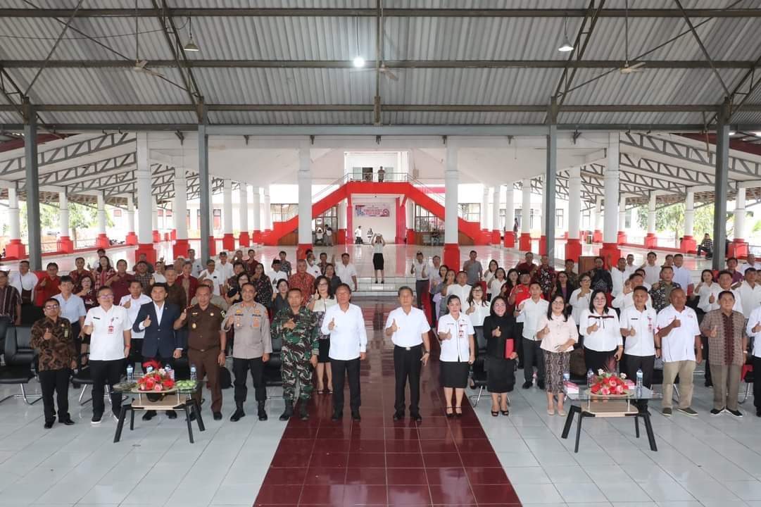 Serahkan SK, Bupati Minsel Ingatkan Tugas Utama FKUB, FPK, FKDM, BKSAU dan Staf Khusus