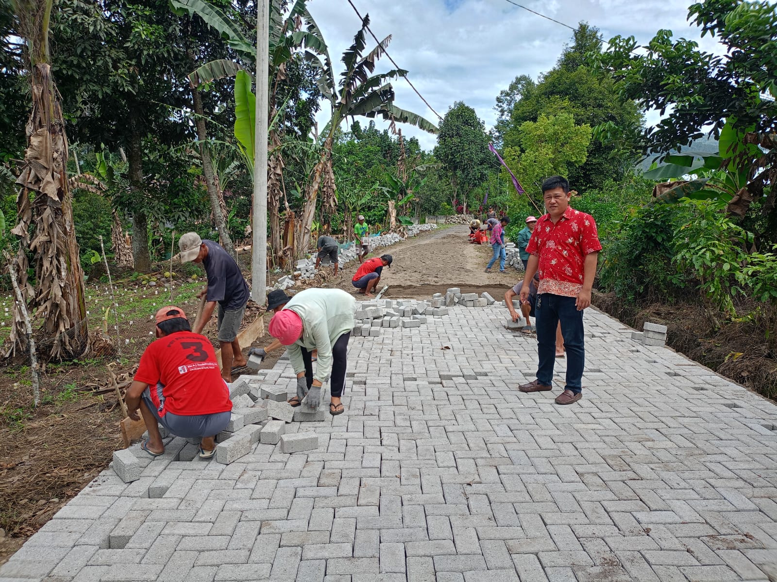 Realisasikan Dandes Tahun 2024, Pemdes Poopo Utara Bangun Jalan Paving Block