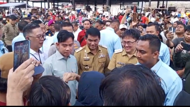 Wapres Gibran Cek Stok Dagangan di Pasar Bersehati, Gubernur Yulius dan Walikota Andrei Dampingi