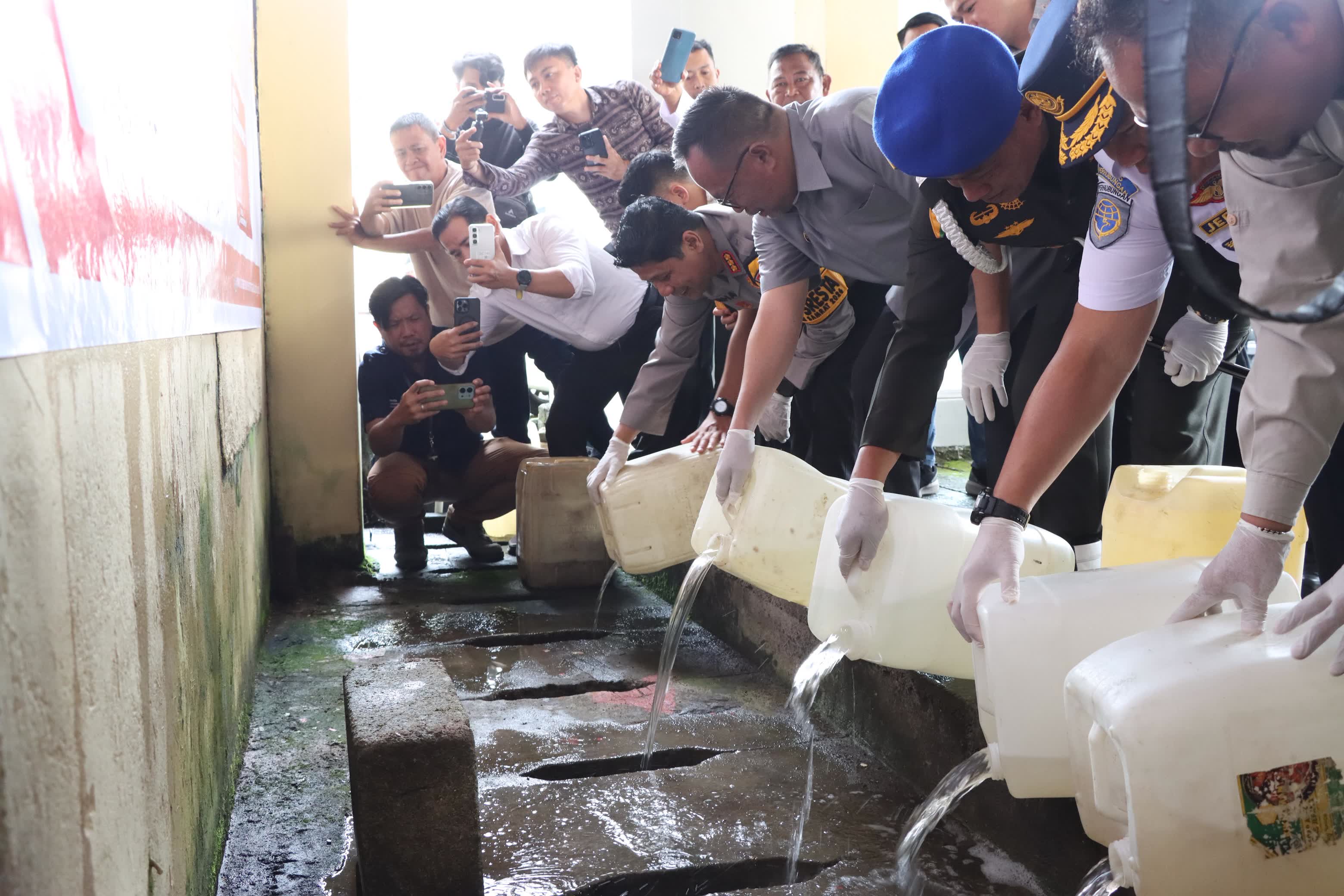 Ribuan Liter Cap Tikus Ilegal Sitaan Dilenyapkan