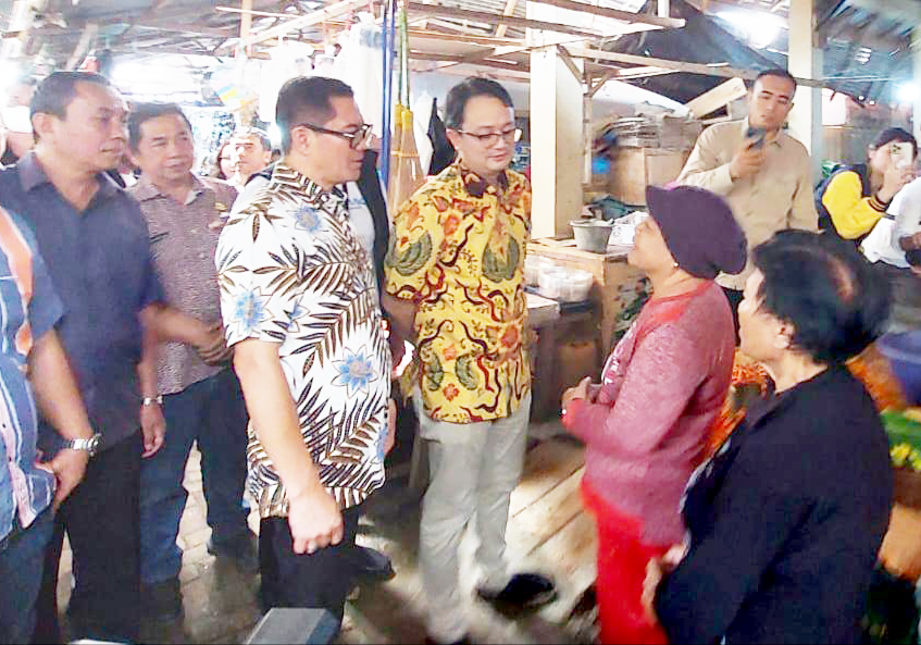 Di Pasar Kauditan, Wamendag JS-Bupati JG Jamin HET Minyak Curah